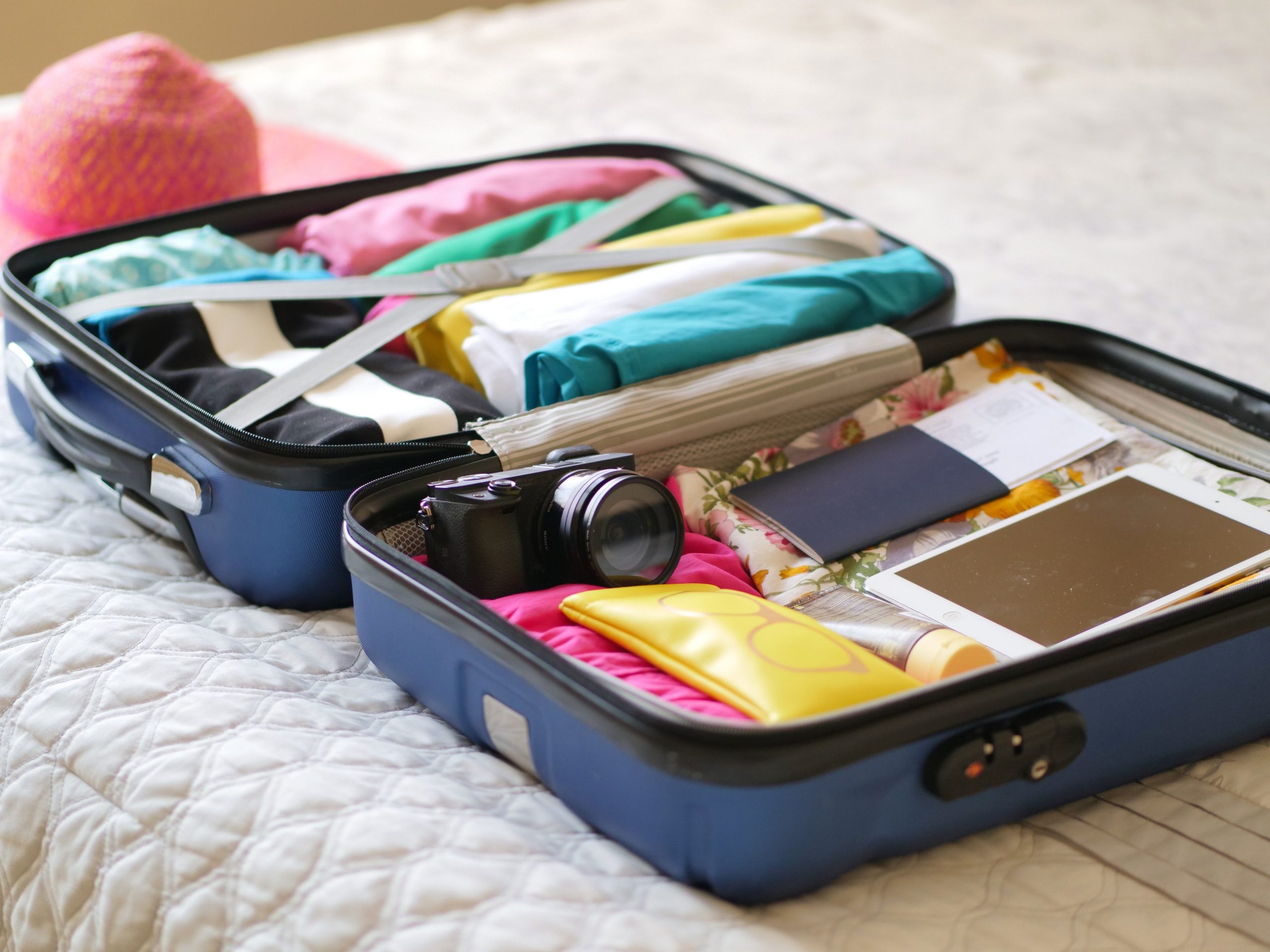 emballer accessoires de voyage dans une valise